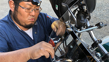 バイク修理中の店主